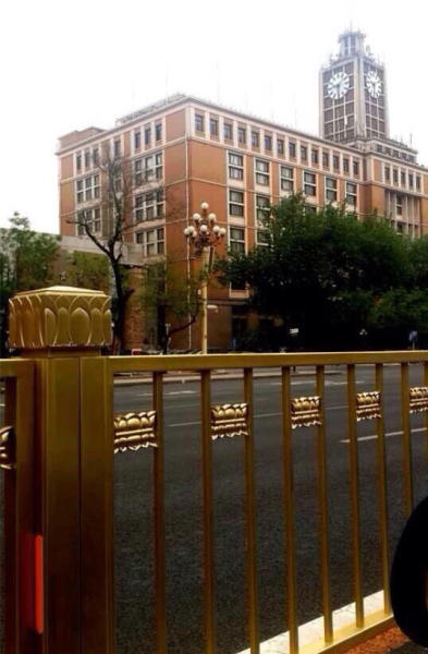 Вдоль проспекта Чанъань в Пекине установлены противоударные заборы
