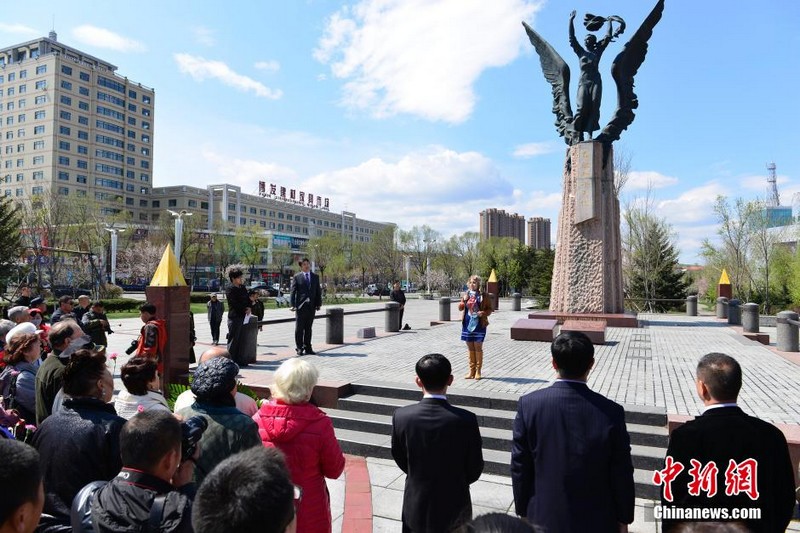 Российские ветераны приехали в Суйфэньхэ почтить память погибших солдат