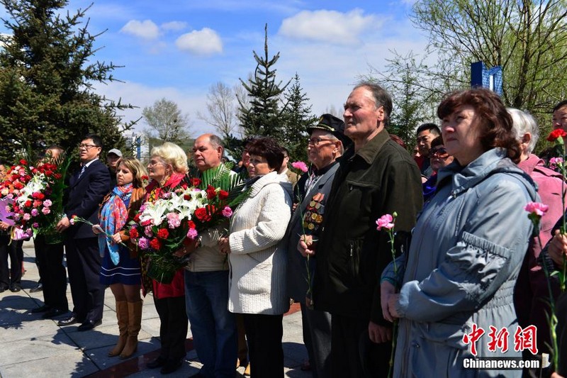 Российские ветераны приехали в Суйфэньхэ почтить память погибших солдат