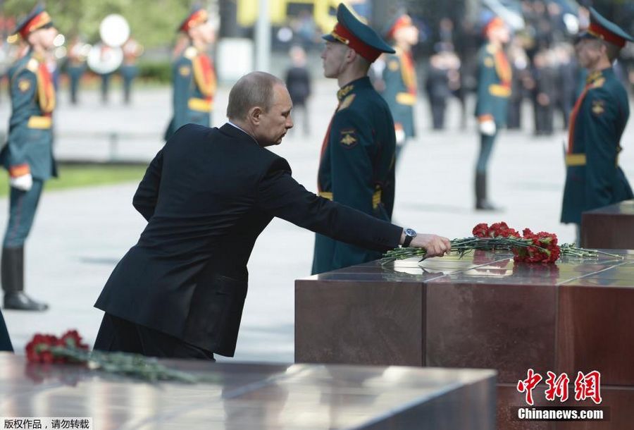В. Путин в канун Дня Победы возложил венок к Вечному огню