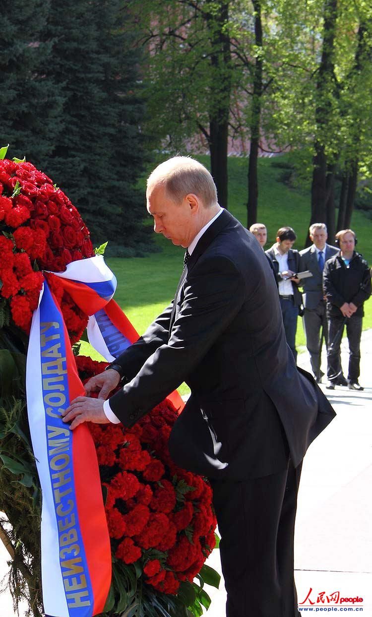 В. Путин в канун Дня Победы возложил венок к Вечному огню