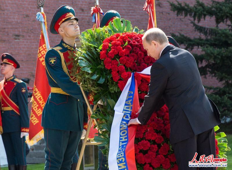 В. Путин в канун Дня Победы возложил венок к Вечному огню