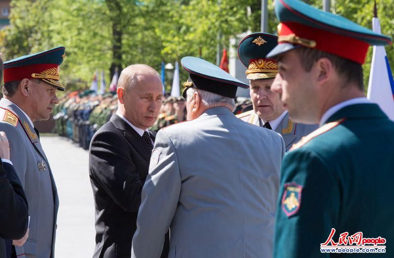 В. Путин в канун Дня Победы возложил венок к Вечному огню