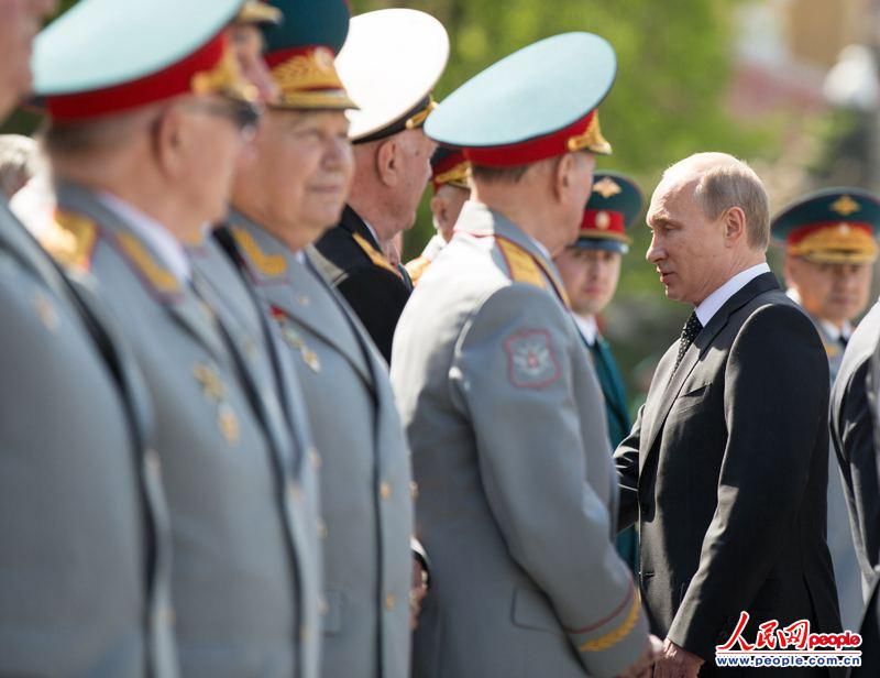 В. Путин в канун Дня Победы возложил венок к Вечному огню