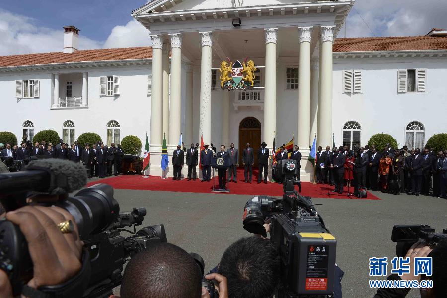 Ли Кэцян и лидеры африканских стран провели совместную встречу с журналистами