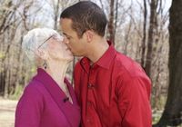 Молодой американец познакомил свою 91-летнюю девушку с матерью