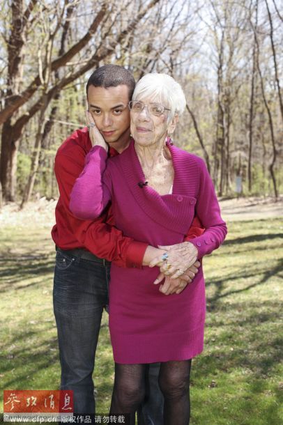 Молодой американец познакомил свою 91-летнюю девушку с матерью