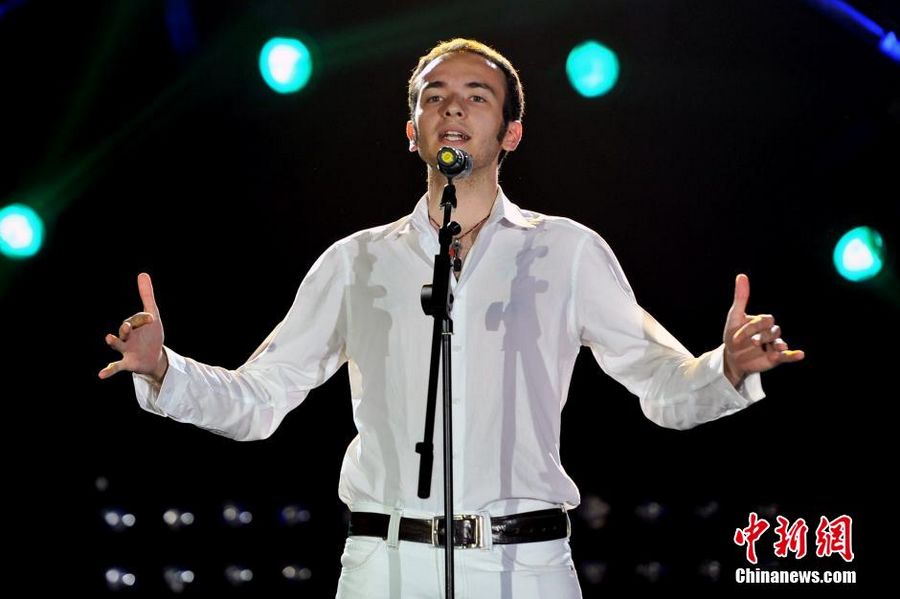 «Самый красивый председатель студенческого совета» из России Давид был ведущим Конкурса китайских и иностранных певцов