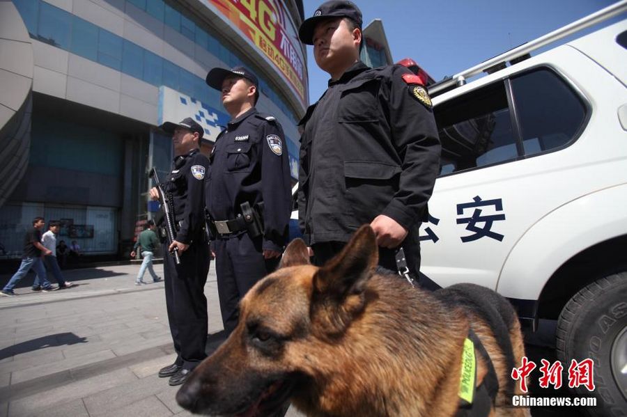 Вечером 11 мая пекинская полиция объявила о том, что 12 мая в 9 часов утра приступил к службе специальный вооруженный патруль, который состоит из 150 столичных патрульных машин. 