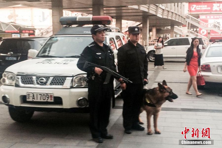  Стандартное оснащение каждой машины – 9 полицейских, 4 вспомогательных полицейских, вооруженные полицейские будут вести патрулирование на важных проспектах Пекина.