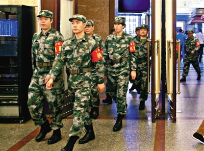 2000 народных дружинников патрулируют в 6 крупных железнодорожных вокзалах Пекина, Тяньцзиня и Шицзячжуан