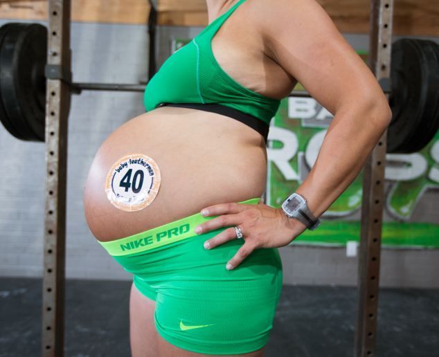 33-летная беременная женщина подняла штангу за два дня до родов