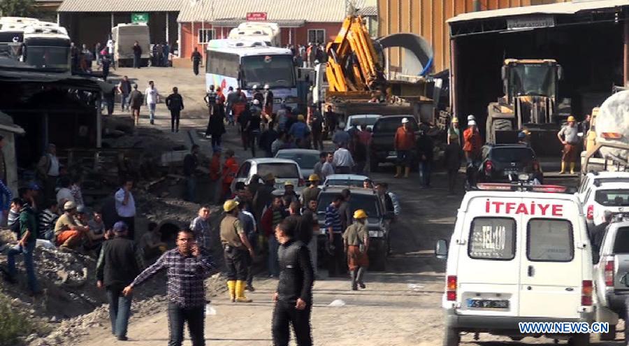 По сообщению турецкого информационного агентства Доган, во время аварии в шахте работали около 580 горняков, около 280 человек благополучно выбрались на поверхность, остальные около 300 шахтеров были заблокированы под землей.