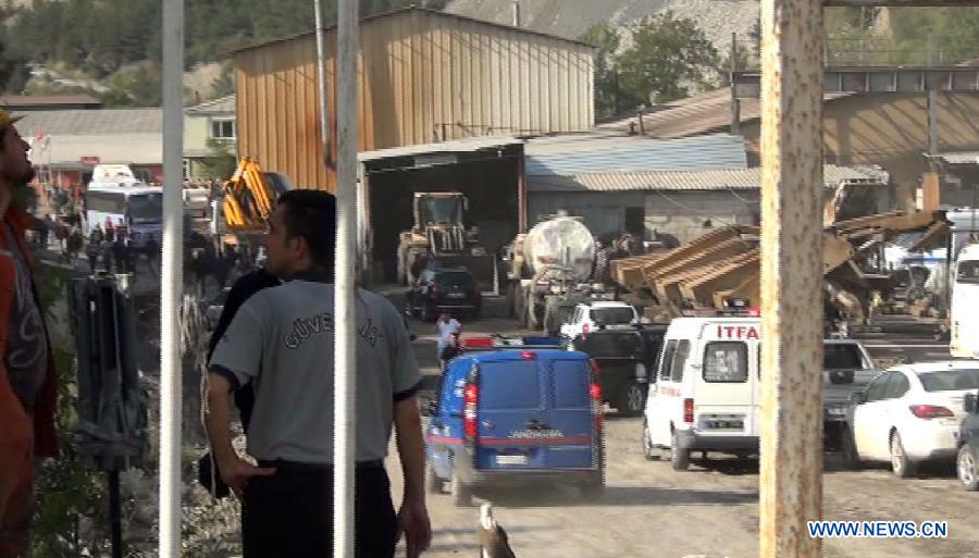 По сообщению турецкого информационного агентства Доган, во время аварии в шахте работали около 580 горняков, около 280 человек благополучно выбрались на поверхность, остальные около 300 шахтеров были заблокированы под землей.