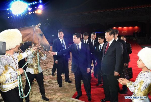 Председатель КНР и президент Туркменистана посетили театрализованное шоу с участием ферганских лошадей