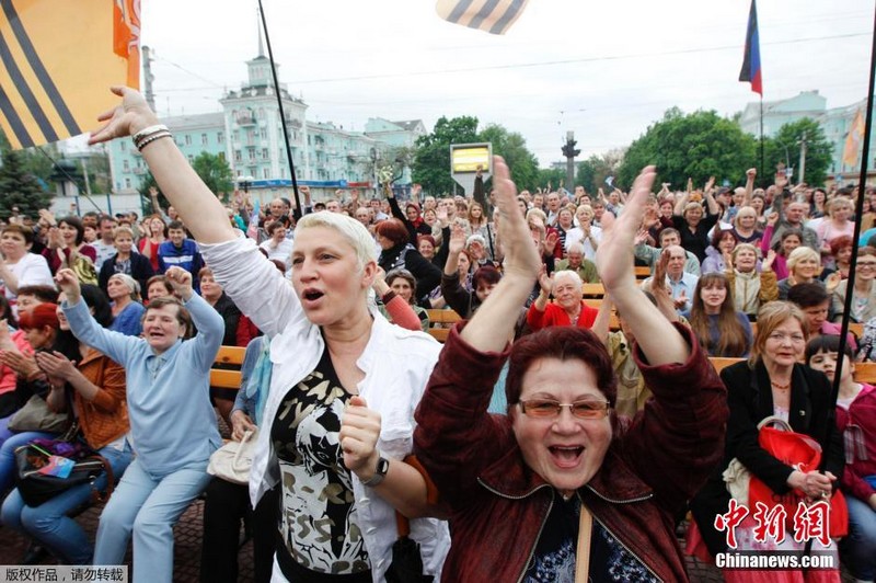 В Донецке и Луганске отпраздновали результаты «референдума»