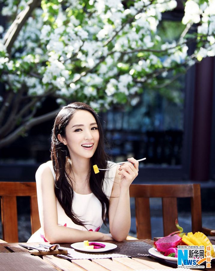 Новейшая фотосессия актрисы Дун Сюань: красавица и деликатесы