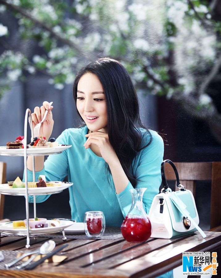 Новейшая фотосессия актрисы Дун Сюань: красавица и деликатесы