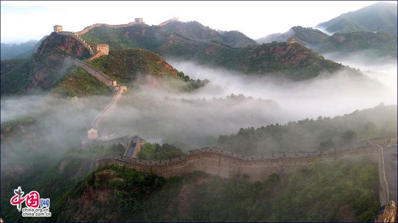Красивые пейзажи участка Великой китайской стены «Цзиньшаньлин» после дождя