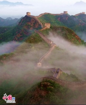 Красивые пейзажи участка Великой китайской стены «Цзиньшаньлин» после дождя