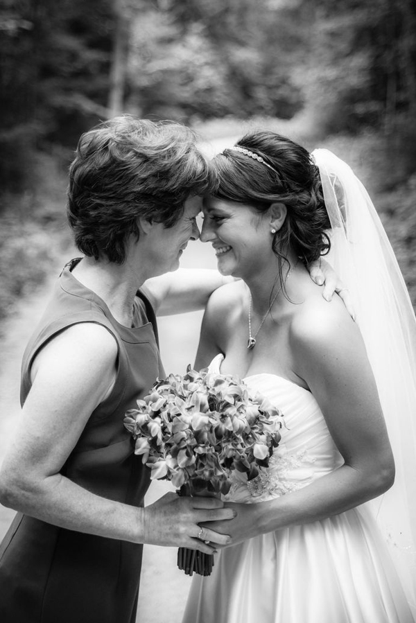 Трогательные свадебные моменты: молодожены и их мамы