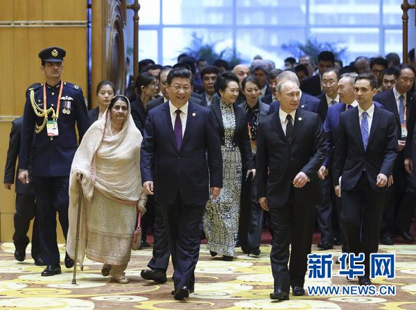 Председатель КНР Си Цзиньпин встречает в Шанхае глав иностранных делегаций, прибывших для участия в саммите СВМДА