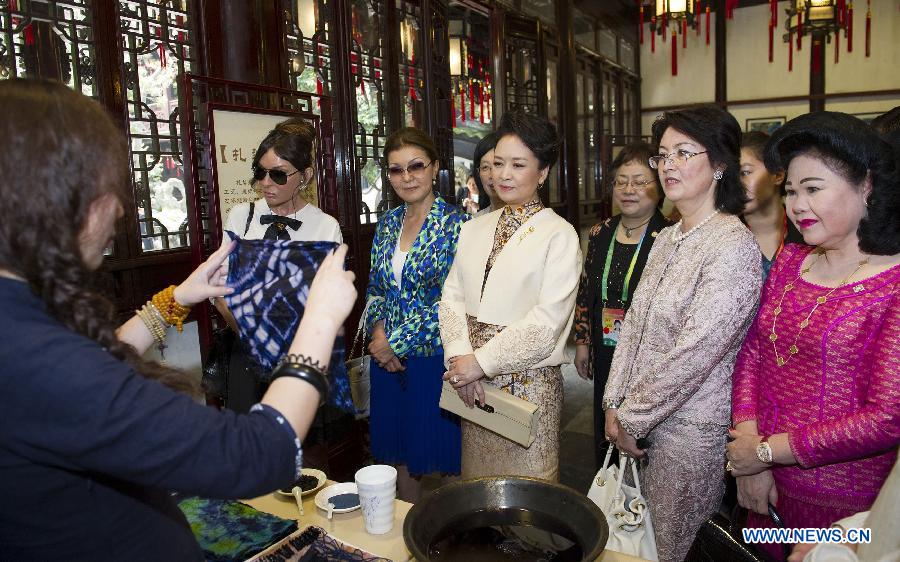 Пэн Лиюань пригласила супруг лидеров ряда стран познакомиться с нематериальным культурным наследием Китая в рамках Саммита по взаимодействию и мерам доверия в Азии
