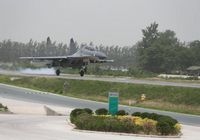 В Китае военные самолеты совершили летные испытания на скоростной автостраде