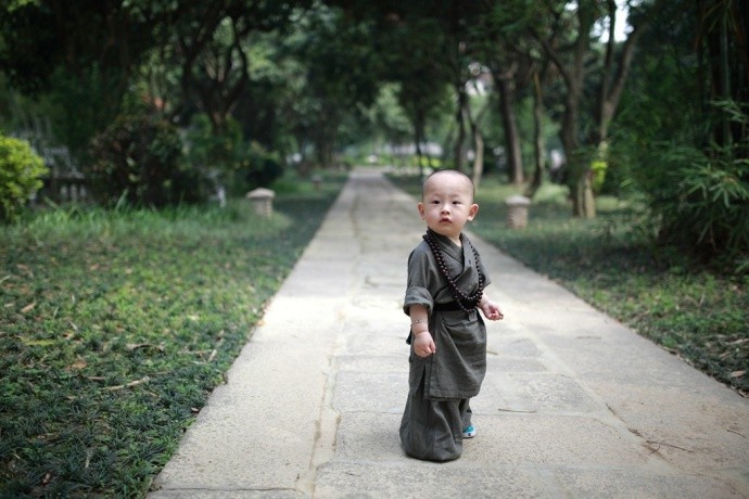 Забавный маленький «буддийский монах» в Храме Сичань