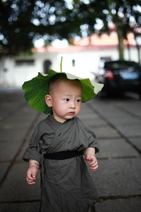 Забавный маленький «буддийский монах» в Храме Сичань