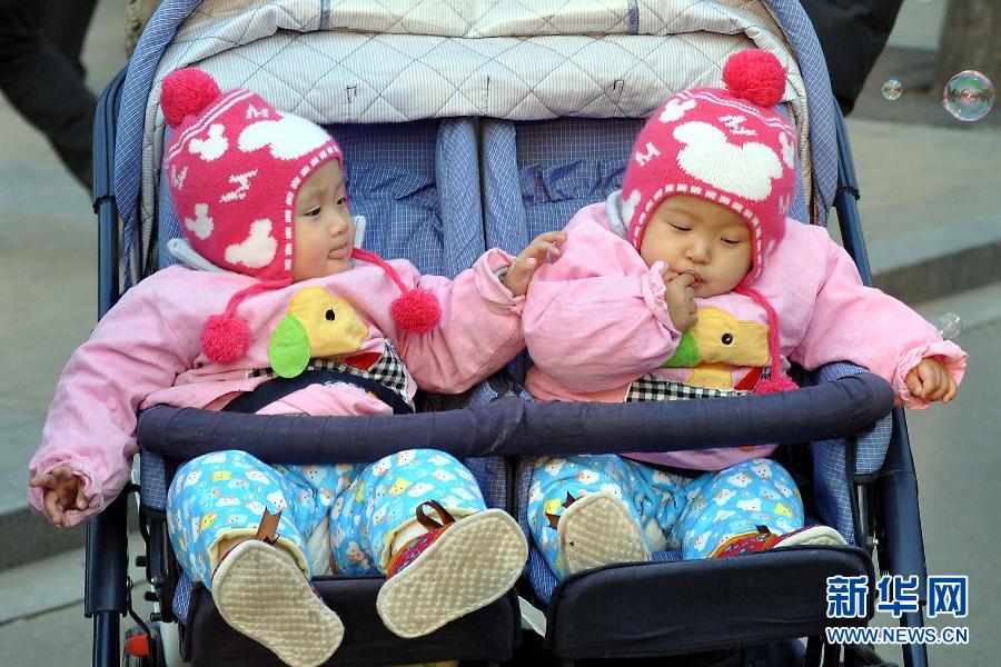 Ко дню всемирной защиты детей – симпатичные близнецы