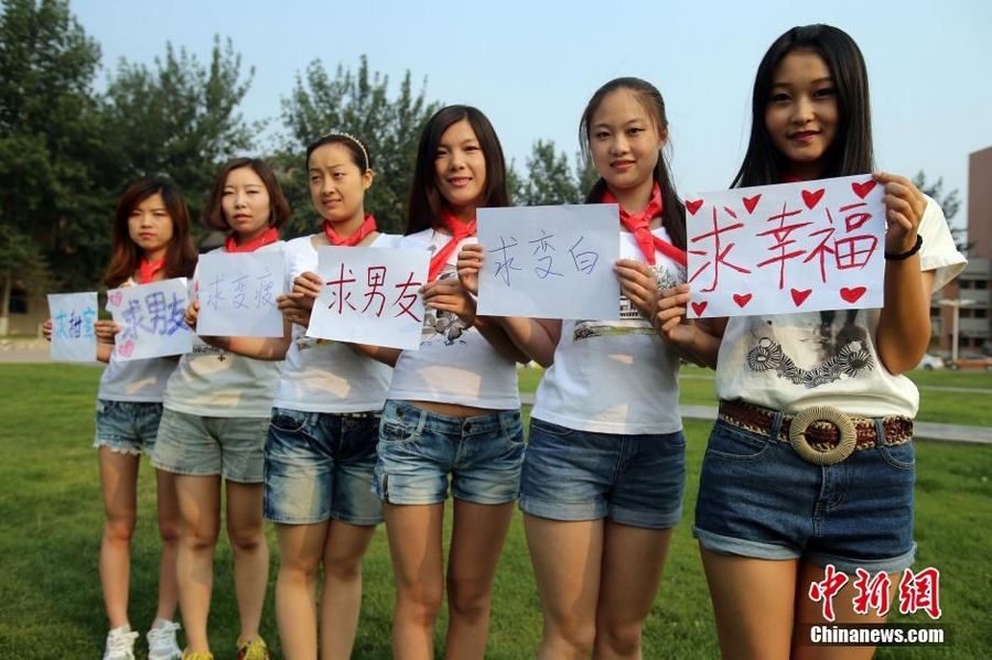 Наступил очередной выпускной сезон! Студенты разных вузов Китая скоро покинут университеты, в которых собраны их молодежные истории. 