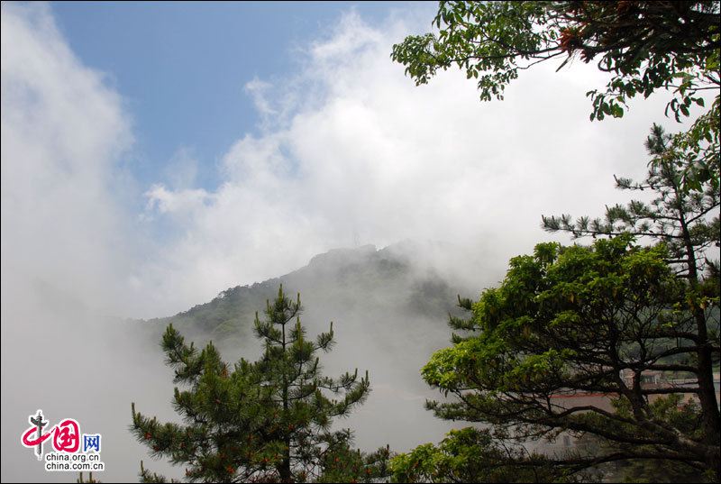 Чудесное море облаков в горах Хуаншань во время праздника Дуаньу