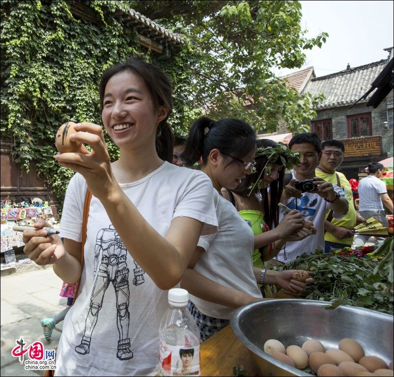 Иностранцы отметили праздник Дуаньу в древнем городке Чжоуцунь