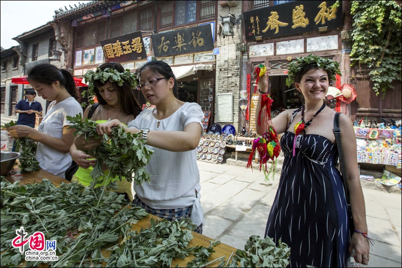 Иностранцы отметили праздник Дуаньу в древнем городке Чжоуцунь
