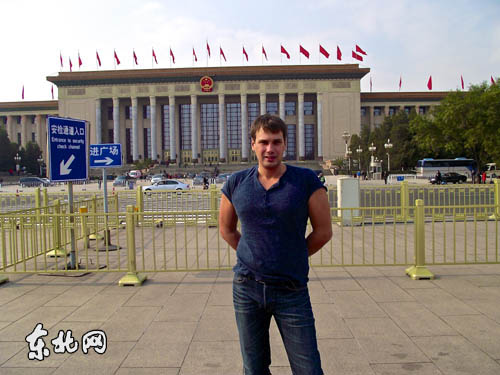 На фото: Денис в Пекине.