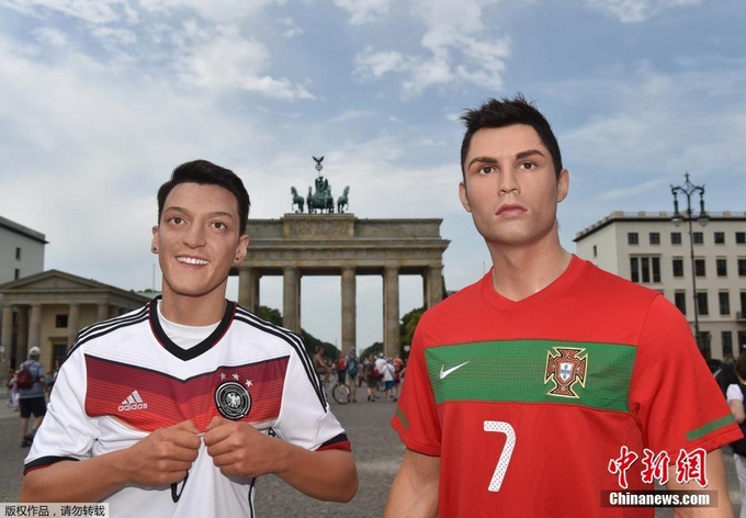 10 июня 2014 года в Берлине накануне ЧМ-2014 по футболу на улицах Берлина появились восковые фигуры футболистов Криштиану Роналдо и Месут Озиля. 