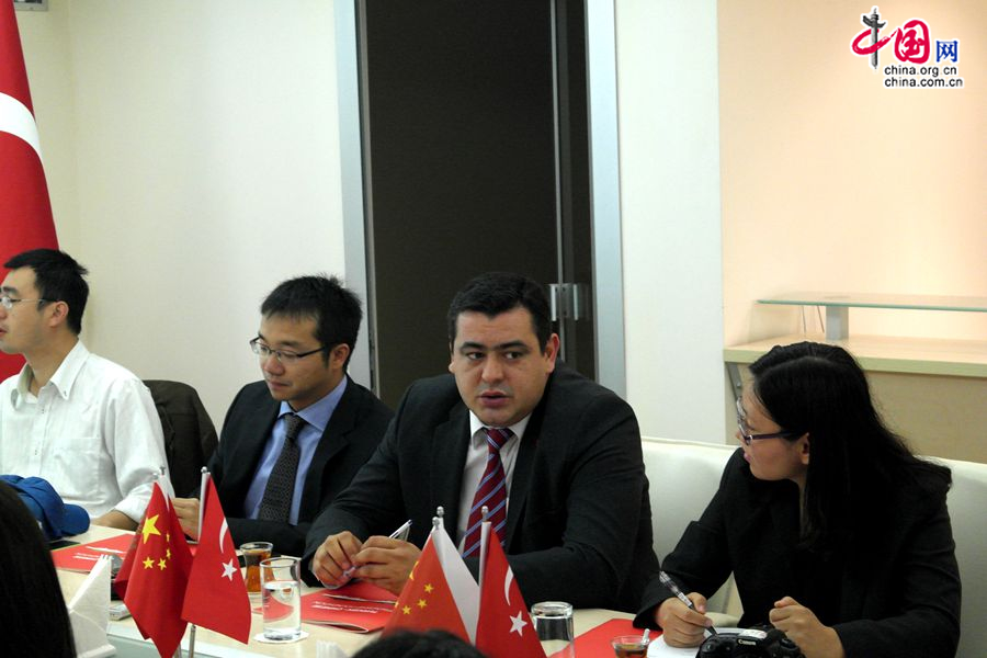 Председатель филиала Турецко-китайского фонда дружбы в Стамбуле Сезгин Донмез (Второй справа)