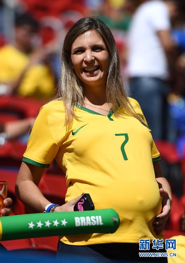 Женщина и футбол: красивые девушка-болельщики в ЧМ в Бразилии
