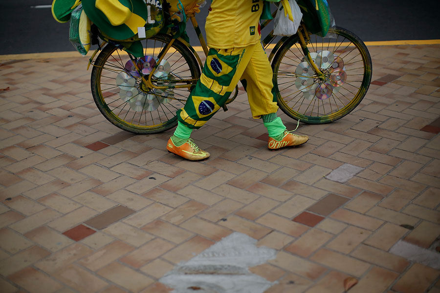 Заметив возможность бизнеса во время Кубка мира, он тщательно разработал комплексное рабочее «оборудование», благодаря которому многие посетители хотят фотографироваться с ним на память и он зарабатывает на этом деньги.