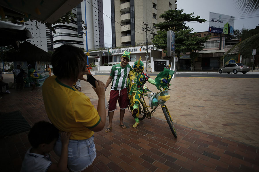 Заметив возможность бизнеса во время Кубка мира, он тщательно разработал комплексное рабочее «оборудование», благодаря которому многие посетители хотят фотографироваться с ним на память и он зарабатывает на этом деньги. Заметив возможность бизнеса во время Кубка мира, он тщательно разработал комплексное рабочее «оборудование», благодаря которому многие посетители хотят фотографироваться с ним на память и он зарабатывает на этом деньги.