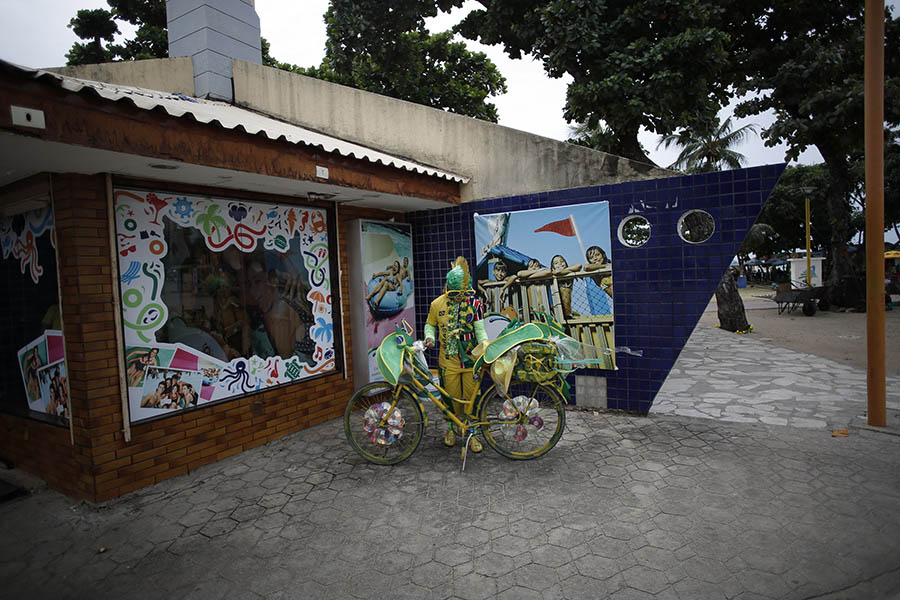 Заметив возможность бизнеса во время Кубка мира, он тщательно разработал комплексное рабочее «оборудование», благодаря которому многие посетители хотят фотографироваться с ним на память и он зарабатывает на этом деньги. Заметив возможность бизнеса во время Кубка мира, он тщательно разработал комплексное рабочее «оборудование», благодаря которому многие посетители хотят фотографироваться с ним на память и он зарабатывает на этом деньги.