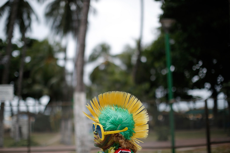Заметив возможность бизнеса во время Кубка мира, он тщательно разработал комплексное рабочее «оборудование», благодаря которому многие посетители хотят фотографироваться с ним на память и он зарабатывает на этом деньги. Заметив возможность бизнеса во время Кубка мира, он тщательно разработал комплексное рабочее «оборудование», благодаря которому многие посетители хотят фотографироваться с ним на память и он зарабатывает на этом деньги.