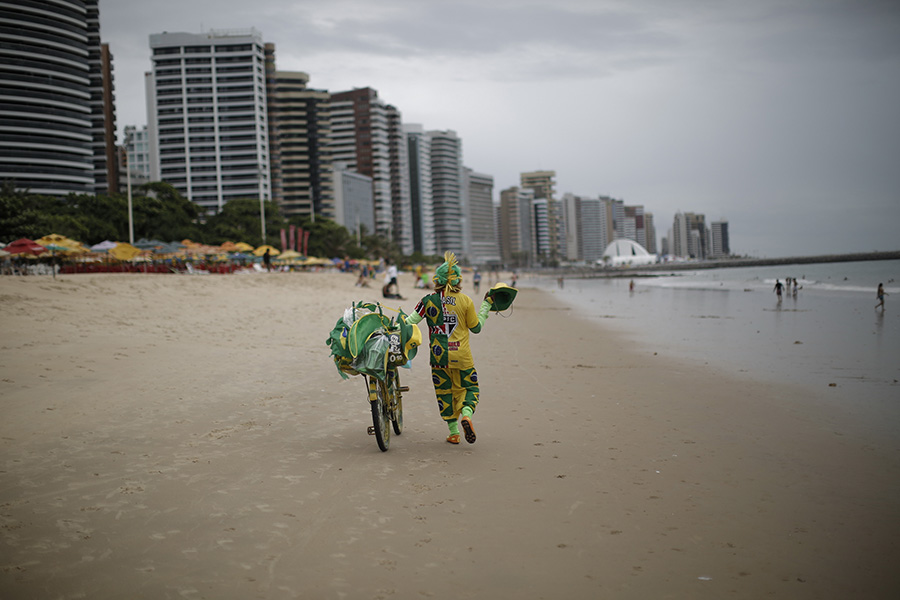 Заметив возможность бизнеса во время Кубка мира, он тщательно разработал комплексное рабочее «оборудование», благодаря которому многие посетители хотят фотографироваться с ним на память и он зарабатывает на этом деньги.