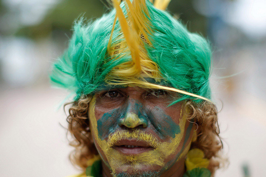 Заметив возможность бизнеса во время Кубка мира, он тщательно разработал комплексное рабочее «оборудование», благодаря которому многие посетители хотят фотографироваться с ним на память и он зарабатывает на этом деньги.