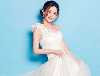 Восходящая телезвезда Чжао Лиин в свадебном платье