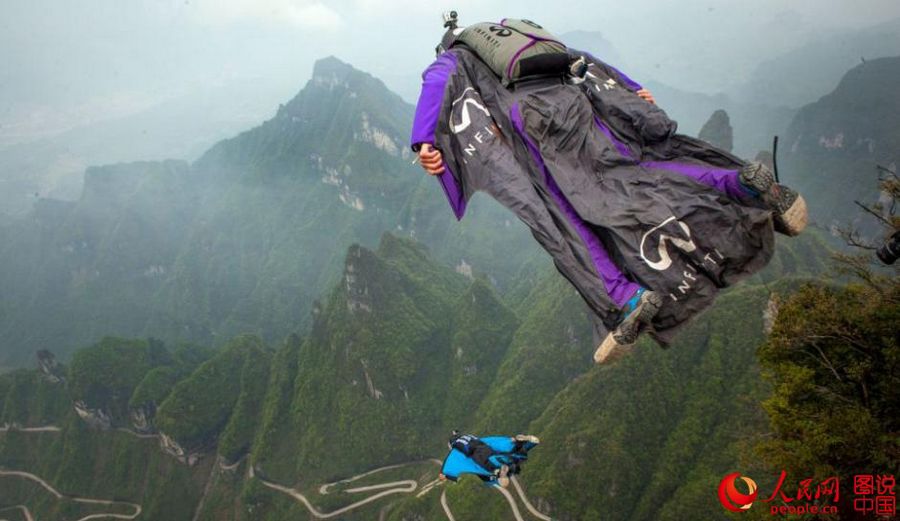 Два россиянина в вингсьютах совершили прыжок с китайской горы Тяньмэньшань