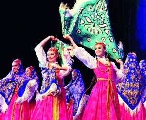 Российский хореографический ансамбль Российский хореографический ансамбль 'Березка' продемонстрировал легендарный 'плывущий шаг' в Чанчуне