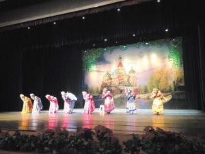 Российский хореографический ансамбль Российский хореографический ансамбль 'Березка' продемонстрировал легендарный 'плывущий шаг' в Чанчуне