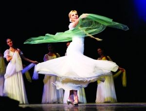 Российский хореографический ансамбль Российский хореографический ансамбль 'Березка' продемонстрировал легендарный 'плывущий шаг' в Чанчуне